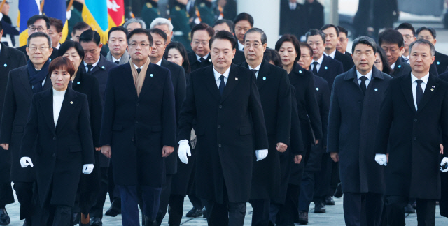 윤석열 대통령이 2024년 새해 첫날인 1일 서울 동작구 국립서울현충원에서 국무위원 및 참모진과 함께 참배를 위해 현충탑으로 향하고 있다. 대통령실통신사진기자단=연합뉴스